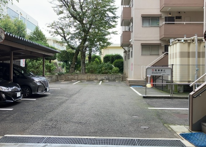 車一台あたりに必要なスペースは、標準サイズの普通自動車で横幅2m50cm、長さ5mは必要になります。ただし、乗降のことも考慮して横幅3m30cm、長さ5m50cmほどは確保できるところを選びましょう。