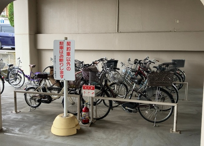 マンションの駐輪場は、事前に空きがあるか確認を取ると安心です。せっかく入居したのに駐輪スペースがない！なんてことになったら大変ですよね。そこで、内見時や購入前にはまず事前に確認しておくと良いでしょう。