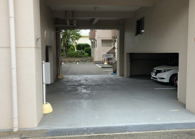 駐車場と明記されていても、最小スペースでつくられた駐車場だと大型車は駐車できなかったり、出入りしにくくなったりする可能性があります。お車のサイズと購入したい物件の駐車場のサイズを現地で確認しましょう。