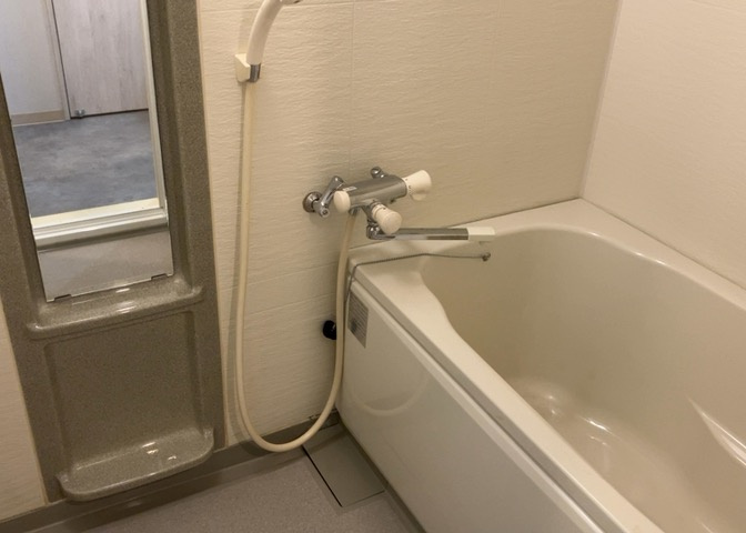 入浴時の快適さも大事なことですが、綺麗な状態を維持できなければ気持ちよく入浴できません。毎日の掃除が楽という点は大事なポイントになります！カビが生えにくく掃除がしやすい、壁や浴槽を選ぶといいでしょう。
