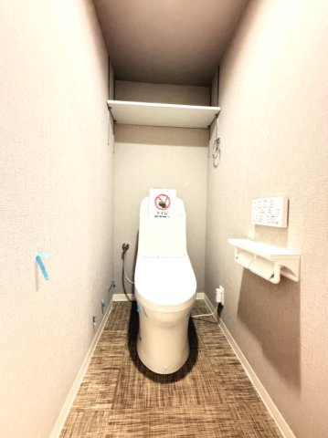 【トイレ】　トイレはシンプルなデザイン。毎日使う場所だからこそ、使い勝手を考慮しました。