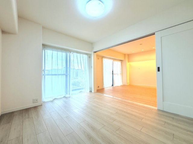 【洋室　約5.2帖】　リビングに隣接する居室。引き戸を開け放てば2部屋が一体となり広々とした快適空間が生まれます。