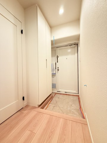【玄関】　シューズボックスは大容量のハイタイプなので、整理整頓してすっきりとした空間を保つことができそうです。