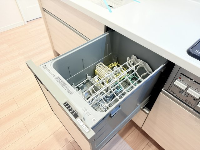 【食器洗浄乾燥機】　食器の後片付けに便利な食器洗浄乾燥機を標準装備。ビルトインタイプなので見た目もスッキリ、特に共働き世帯のご家族には必需品です。