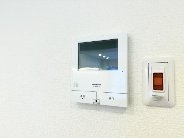 【TVモニター付きインターフォン】　訪問者の顔を見ることができるので、安心してドアを開けられます。