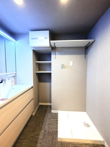【室内洗濯機置き場】　壁面に棚が造作されています。洗剤のストックやタオルなどを収納できます。
