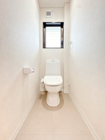 2F温水洗浄機付きのトイレになります♪