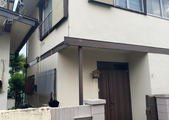 バルコニーは、室外の専用スペースのうち、「屋根がなく開放された空間」であるものを指します。ベランダより広いタイプのものが多く、日当たりもよいため家庭菜園などを楽しみたい人にとって適した環境となります。