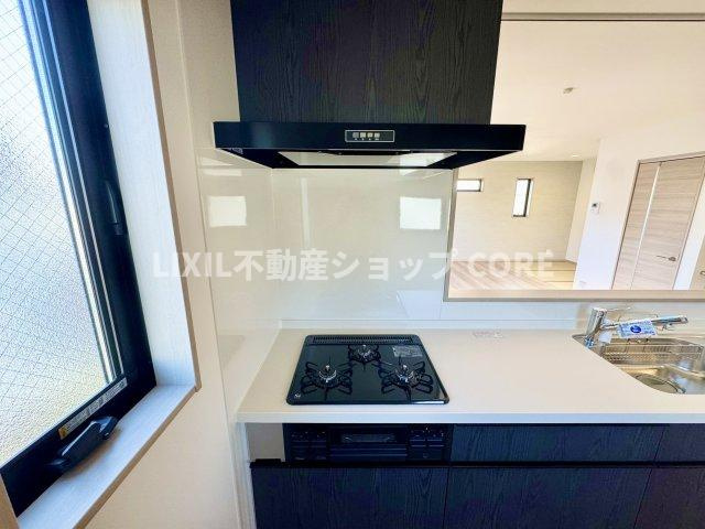 三口コンロで、お料理の効率もアップ！使い勝手の良さを考えました。お洒落なシステムキッチンです。　