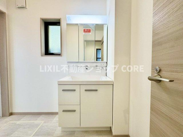 鏡の裏に豊富な収納量を確保した、三面鏡タイプの洗面化粧台。洗面室の整頓にも役立ちますね。　