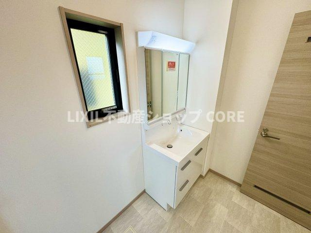 3面鏡の洗面台収納力豊富で細かいものでちらかりやすい洗面所をキレイに保つことができます。　