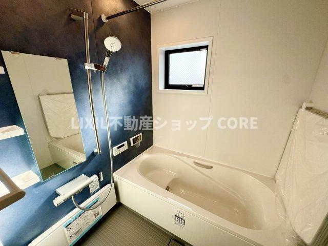 ゆったり入れる一坪バス。足を伸ばして入れるサイズは一日の疲れを癒すのに嬉しい広さですね。　