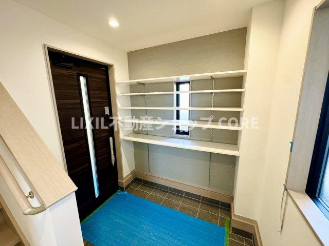 玄関ホールがスッキリ広々としていると帰る時も出ていく時も気持ちが良いものです！　