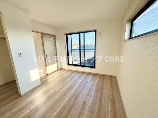 大きな窓からは快適な光を取り入れ、通気性能を上げる事で居心地の良い空間を演出します。　