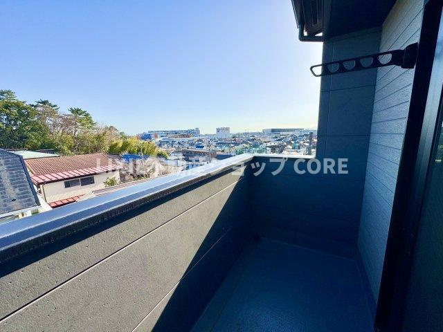 バルコニーは風通しが良く、日中は日当たりも良好です。洗濯物やお布団をたくさん干せます！　