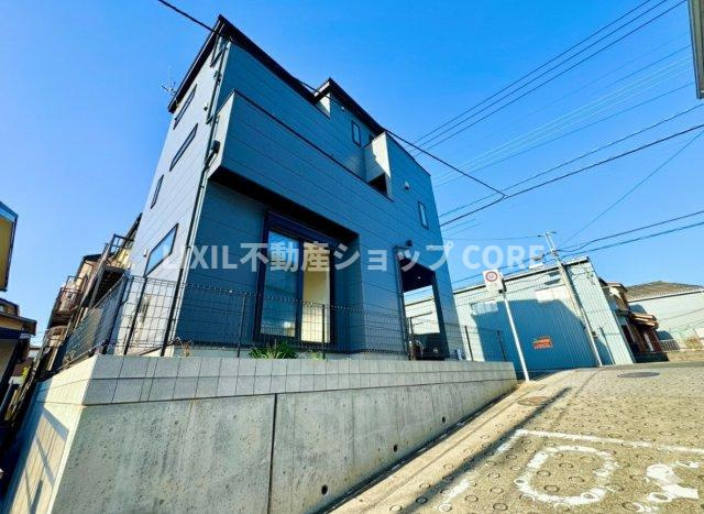 前面道路は閑静な住宅地をはしる車通りの少ない道路。お車の出し入れが苦手なママや小さなお子様にも安心　