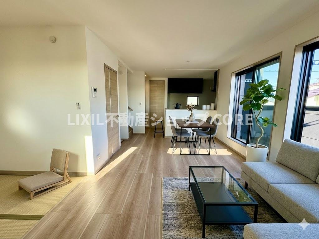 オシャレなリビングでゆったりとしたひとときを過ごしませんか？(AIで修正しています)　　