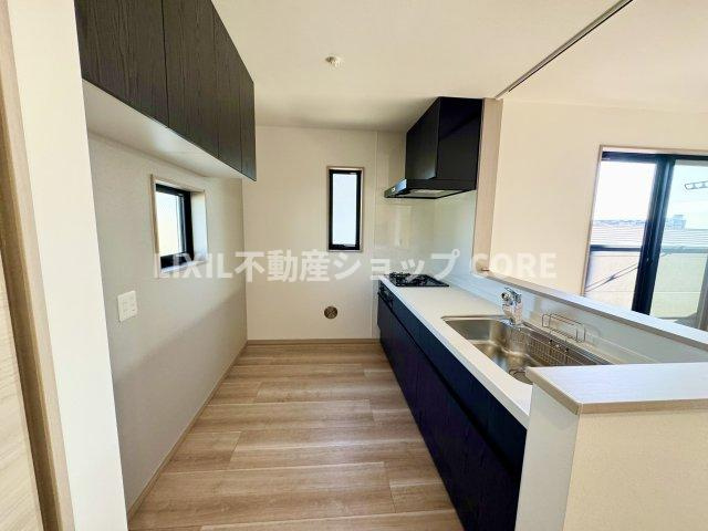 カウンター下部には豊富な収納を設置しスペースを有効活用しております。充実したキッチンです。　