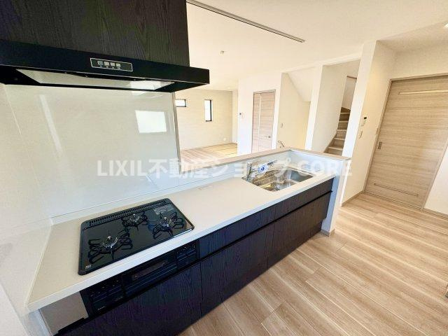 カウンターキッチンはリビングを見渡せるので、お料理番組やドラマを見ながら作業ができます。　