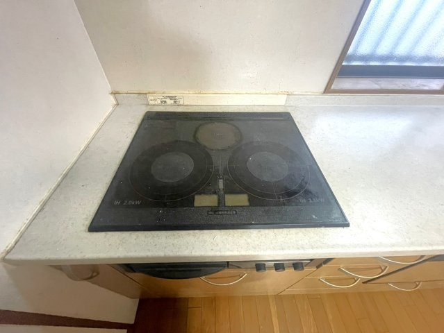 3口IHクッキングヒーターを採用した使い勝手の良いキッチン。火を使わないため安全性が高く、お子様やご高齢の方がいるご家庭にも安心です。フラットな天板はお手入れがしやすくなっております。