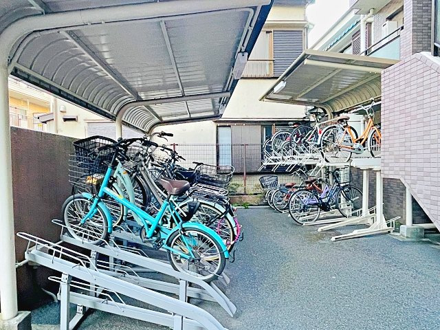 敷地内駐輪スペース完備！屋根付きの為、雨の日も安心です♪※空き状況等はお気軽にお問い合わせください(＾＾)