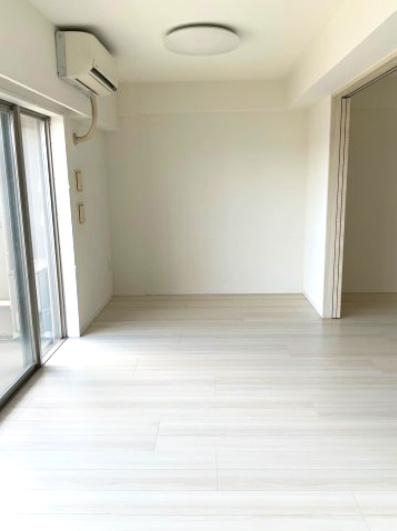 白を基調とした清潔感あふれる居室。バルコニーからの自然光がお部屋全体を明るく照らします