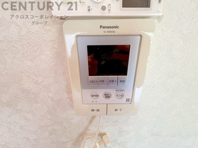 訪問者が来たときにテレビ画面で確認できるため、安心してドアを開けられます。録画機能があるものもあり、留守中に来訪者を記録しておくことができます。利便性が高く、セキュリティ面でも安心です。