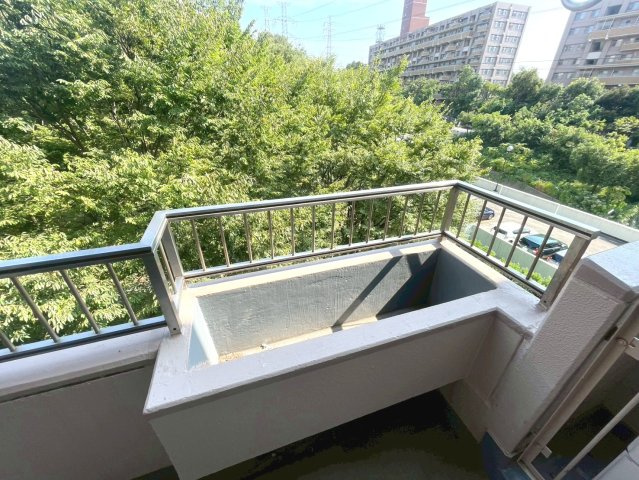 南側バルコニーには花壇が付いており、目の前に緑が望めます