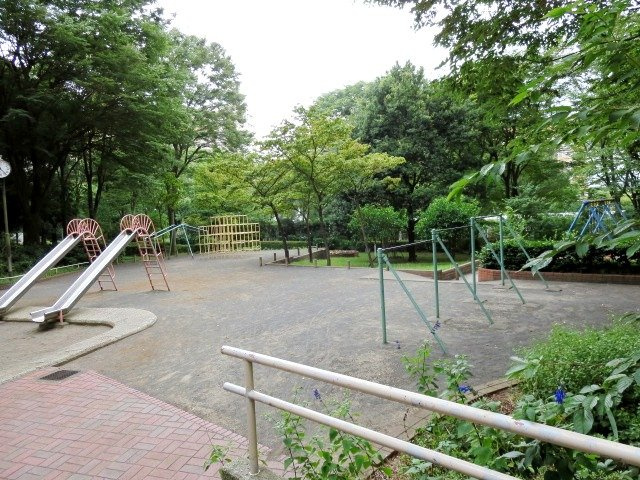 1-3号棟の下には遊具が豊富な公園もあります