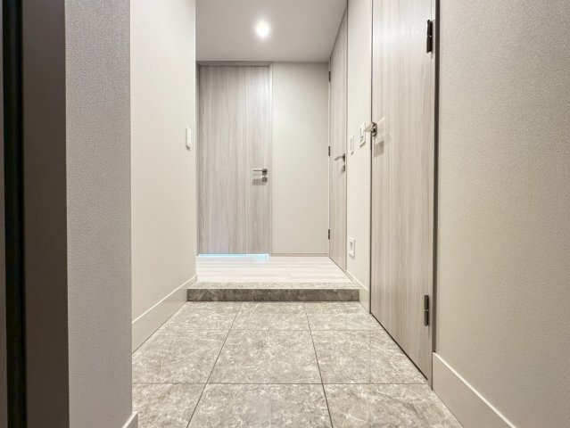 【玄関】白を基調とした明るく綺麗な玄関☆SICもあり利便性◎