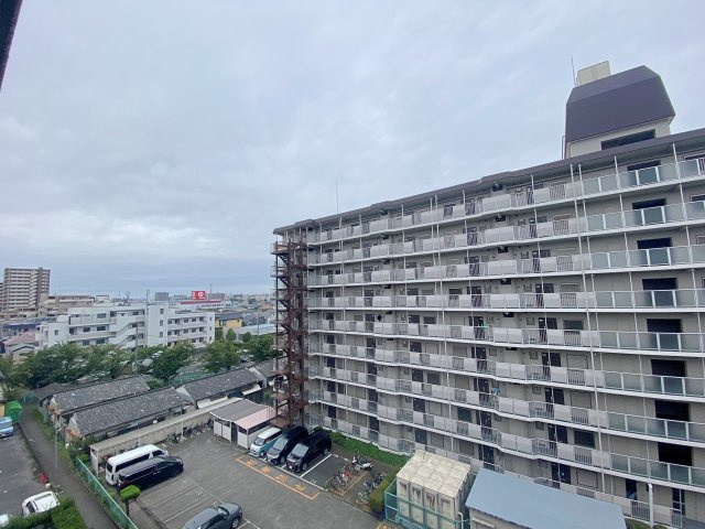 最上階ならではの心地よい眺望が広がる開放的なロケーションです。前面に遮るものがなく、遠くまで見渡せる景色と豊かな採光を実感できます。爽やかな風と太陽の恵みを感じながら、特別な日常を満喫できます。