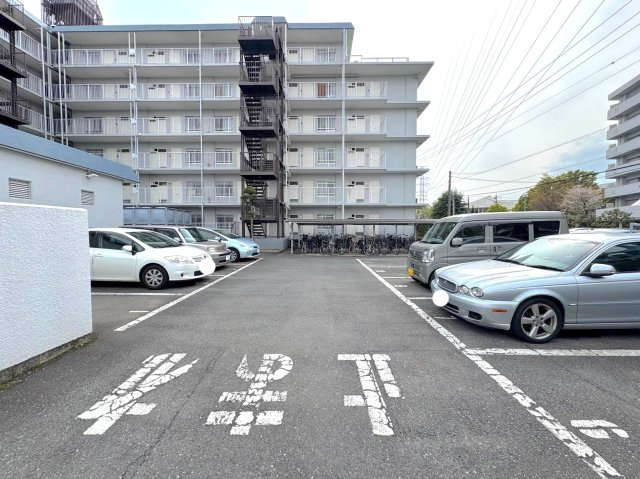 敷地内に完備された平置きの駐車場スペースです。お車の出し入れがスムーズに行えるゆとりある配置が魅力。マイカーをお持ちの方や、休日にお車でお出かけされるご家族にも大変嬉しい設備となっております。