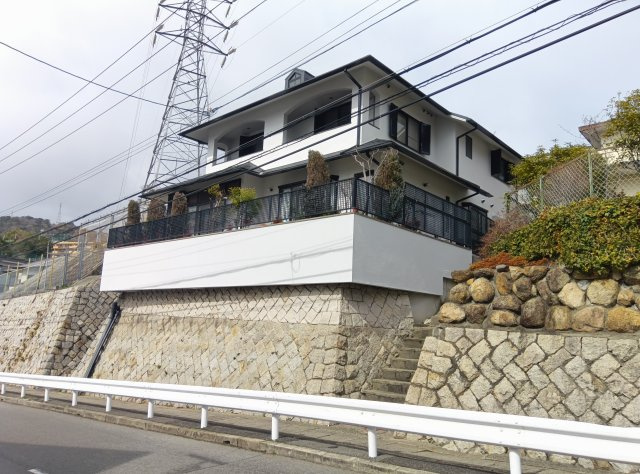 前面道路は歩道付きで安全です。
