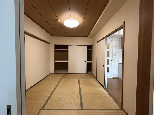 伝統的な畳の香りが心地よい和室です。襖や障子が柔らかな印象を与える、落ち着いた空間です。寝室や客間としてはもちろん、家族のくつろぎスペースにもぴったりです。日常生活の中に「和」の安らぎを感じられます。