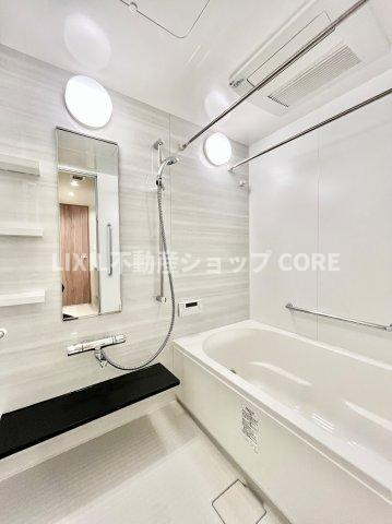ゆったり入れる一坪バス。足を伸ばして入れるサイズは一日の疲れを癒すのに嬉しい広さですね。　