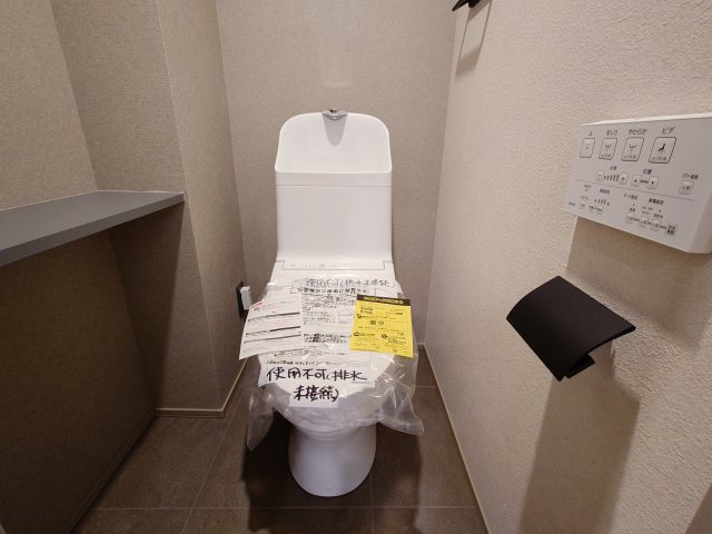 【新品】トイレ交換（収納棚付き）、とても綺麗で清潔感があります♪
