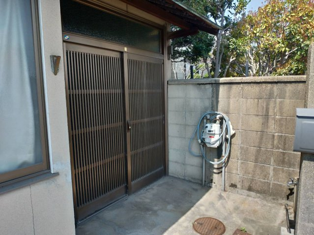 建物周りにはスペースが確保されており、日常の動線もスムーズです。設備の配置も分かりやすく、使い勝手の良い外構となっています。掃除やメンテナンスもしやすく、長く快適にお住まいいただける環境です。