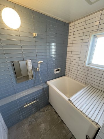 浴室に窓があり換気しやすくカビの抑制も