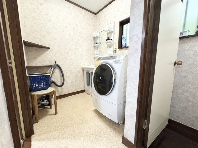 ゆったりとスペースのある洗面所