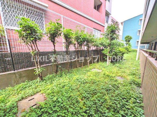 建物や壁に囲まれた外部空間で、採光・通風の確保、防犯性の向上といったメリットもございます。