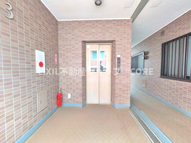 便利なエレベーター完備のマンション。小さなお子様連れの方やお年寄りの方にも安心の設備です。
