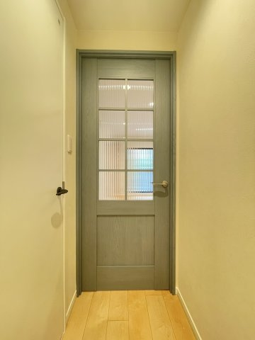 ブルー＋グレージュの建具でお部屋に可愛さをプラス