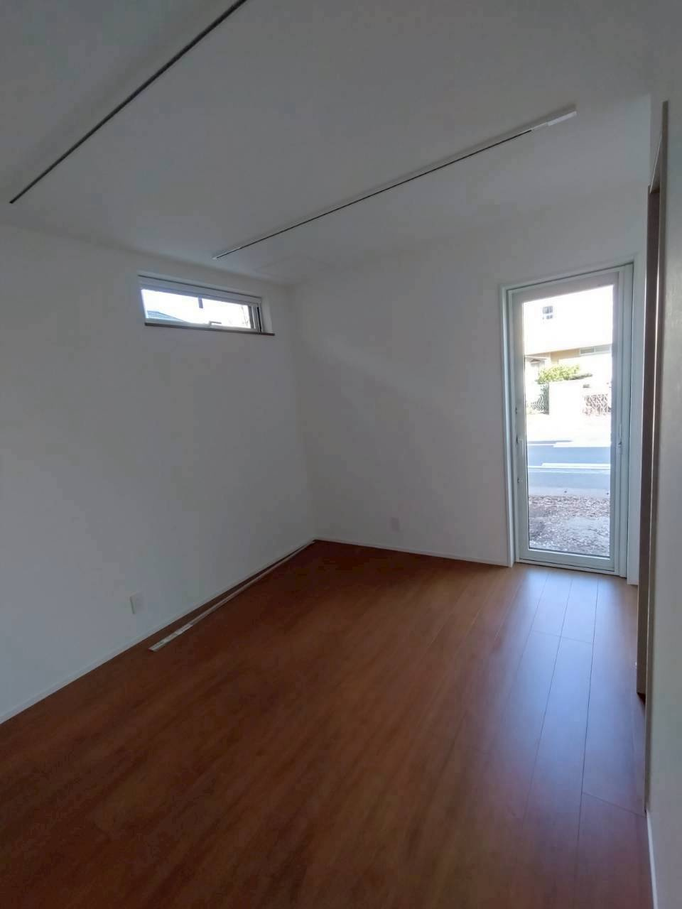 テナントとしてお使い頂ける洋室です。　勝手口がついており導線確保できます。　お部屋にトイレ付
