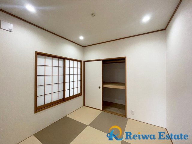 来客用の布団や季節外の家電など、大きさを問わず様々なものを収納できる押入。