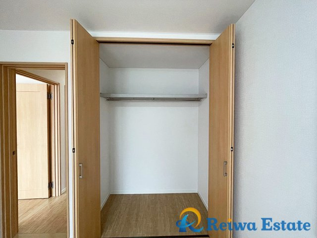 大きめのクローゼットがあるので、収納には困りません。物がスッキリ片付くので、お部屋はいつでも快適です。