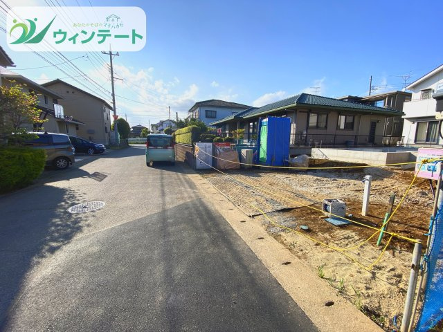 南道路に面し、日当たりの良さが際立つ立地です。周辺は落ち着いた住宅街で、穏やかな暮らしが叶います。
