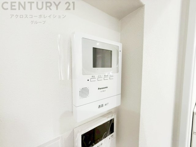 訪問者が来たときにテレビ画面で確認できるため、安心してドアを開けられます。録画機能があるものもあり、留守中に来訪者を記録しておくことができます。利便性が高く、セキュリティ面でも安心です　