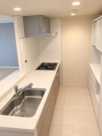 作業スペースの広く使いやすいシステムキッチンです。　食洗器も付いていて便利です。※AI加工により空室に近い状態