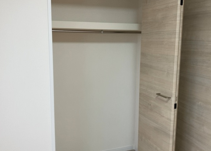 デザイン性を重視しすぎて収納が少なかった！なんてことにならないため、事前に現地で収納の数を確認しておくことをお勧めします。クローゼット以外にも床下収納や屋根裏収納、パントリーなどもチェックしましょう。