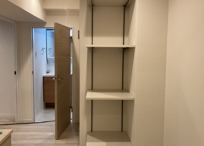 内装はとにかくおしゃれなものがいい！と選ぶ前に、まず住んだ後のことを想像してみましょう。住んでみたらコンセントの位置が悪くて使いにくいなど出てきます。事前にどの家電をどこに置くか想定しておきましょう。